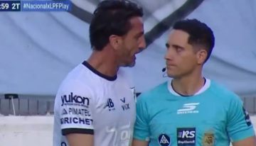 Otro escándalo por un arbitraje: los jugadores de All Boys explotaron por dos goles anulados e intentaron agredir a un asistente