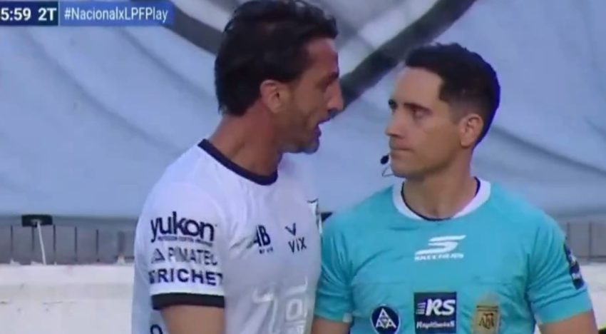 Otro escándalo por un arbitraje: los jugadores de All Boys explotaron por dos goles anulados e intentaron agredir a un asistente