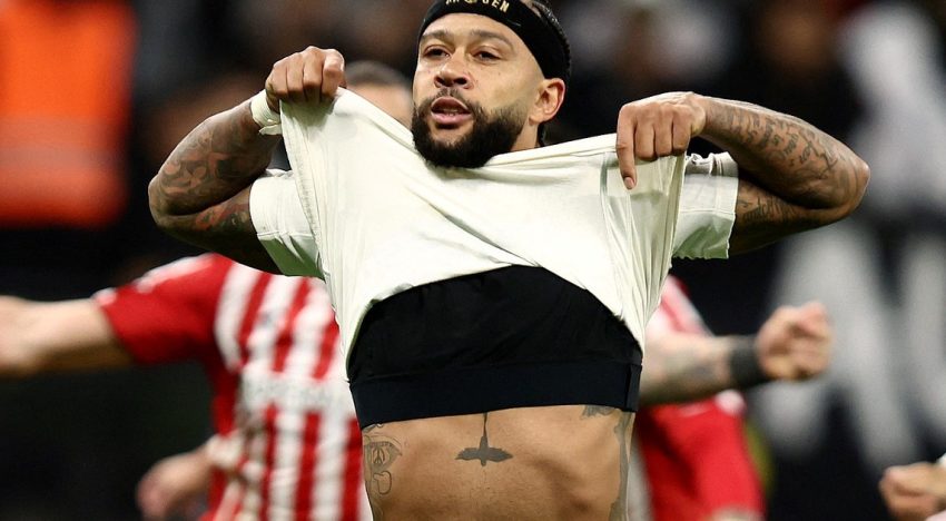 Memphis Depay no sale del pozo: erró el penal con Estudiantes y Xavi lo dejó afuera de la primera convocatoria de Países Bajos