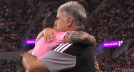 El efusivo abrazo entre Messi y el Tata Martino que conmovió a todos y la explicación del DT: “Tenía ganas de dárselo”