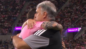 El efusivo abrazo entre Messi y el Tata Martino que conmovió a todos y la explicación del DT: “Tenía ganas de dárselo”