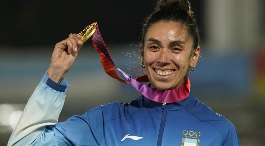 Micaela Levaggi, de vender rifas por su beca rechazada a darle la primera medalla dorada al atletismo en los Juegos Suramericanos: «Es todo lo que soñaba»