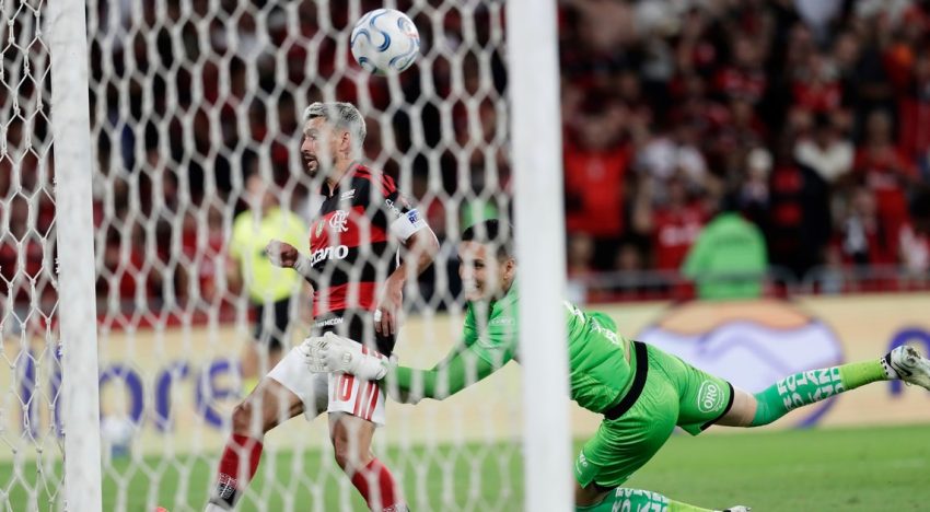 Flamengo, el rival de Estudiantes en semis de la Copa Libertadores: un blooper del arquero de Independiente del Valle evitó un «Maracanazo»