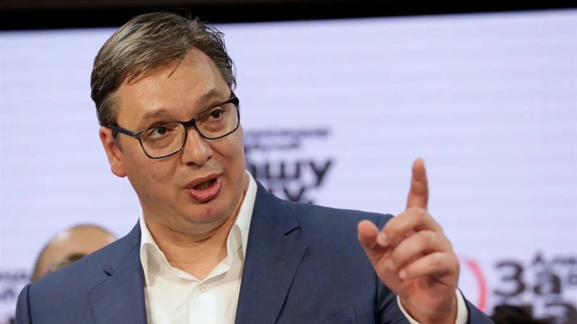 El populista Vucic dimite como presidente de Serbia para presentarse a primer ministro