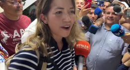 «Estoy aquí abriendo camino»: Claudia Macero fue recibida por una multitud en Maiquetía (VIDEO)