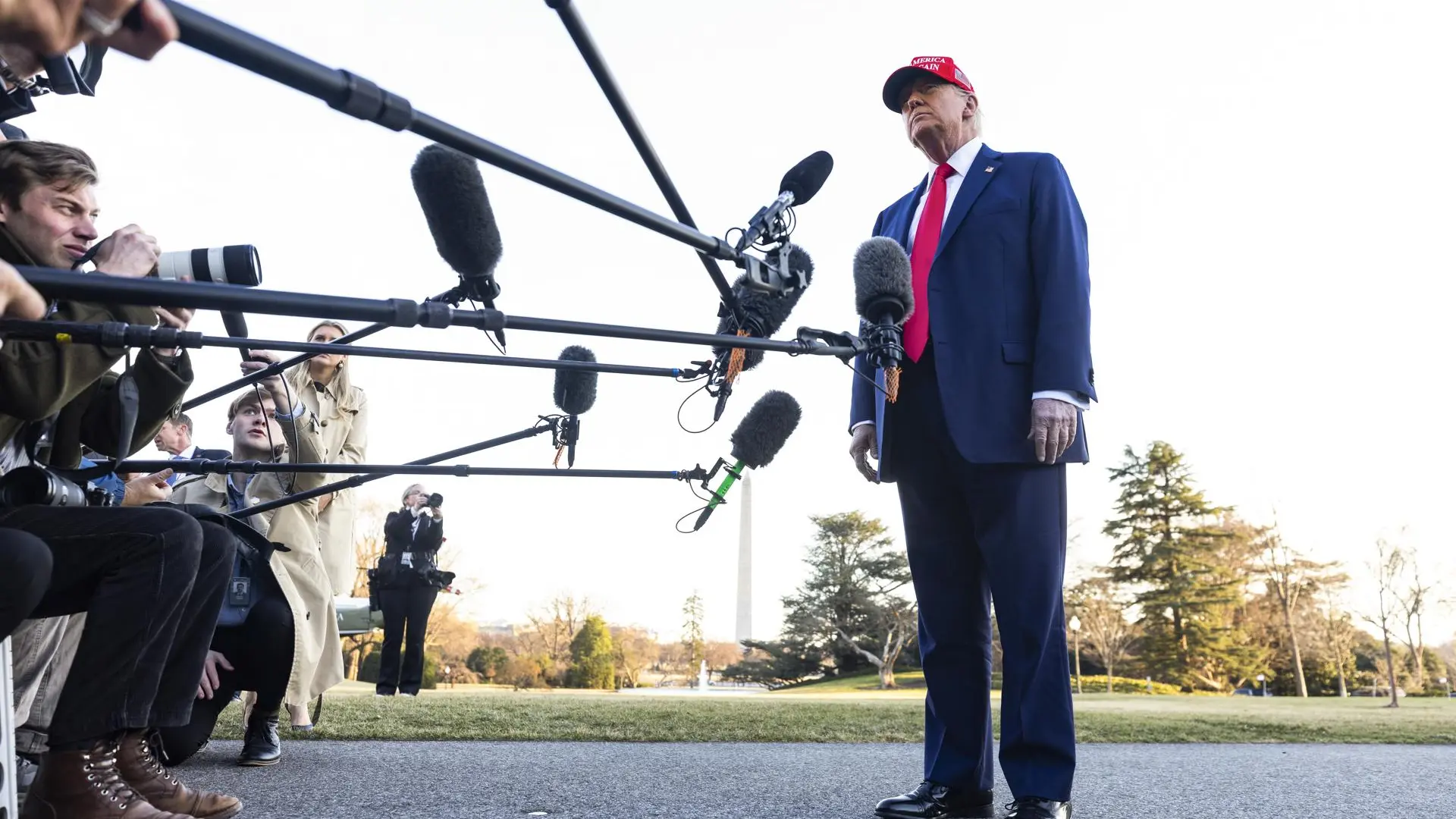 La justicia de EEUU ordena restablecer el acceso a la Casa Blanca a CNN y a otros dos medios tras el veto de Trump