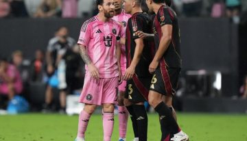 Messi, al límite en Inter Miami vs Atlanta: se abrazó con el Tata Martino, casi lo gana con un gol olímpico y se peleó con Junior Alonso
