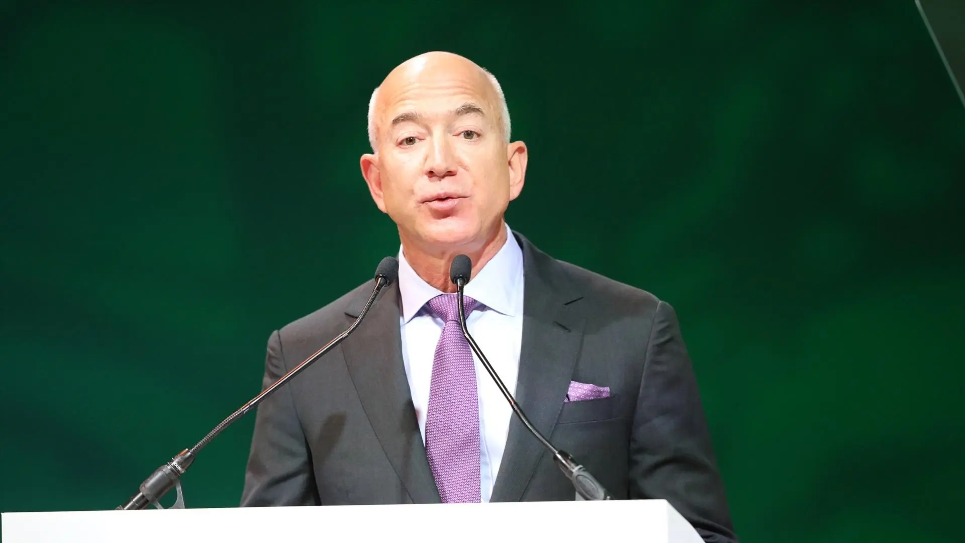 Un doble de Jeff Bezos con escolta policial desata una investigación anticorrupción en Austria