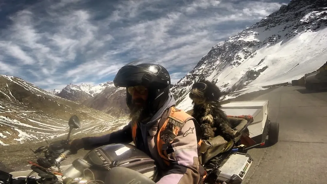 Dejó atrás su vida y recorre Suramérica en moto con una inesperada compañera que le cambió el viaje