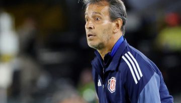 Crisis en Costa Rica: echaron al Bocha Batista y una leyenda asumirá como entrenador