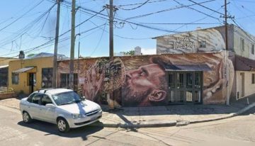 Muralistas y vecinos trabajan en un imponente cambio de la fachada del barrio La Bajada, donde creció Leo Messi