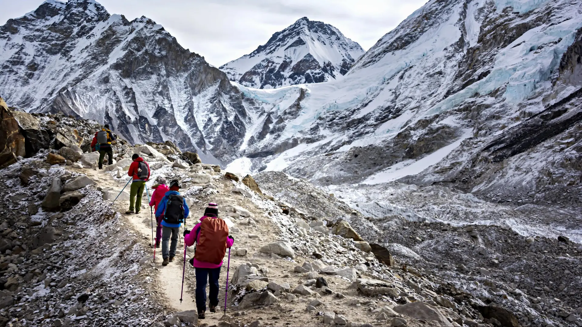 La orina de los alpinistas está destruyendo el glaciar donde se asienta el campamento base del Everest, revela un estudio