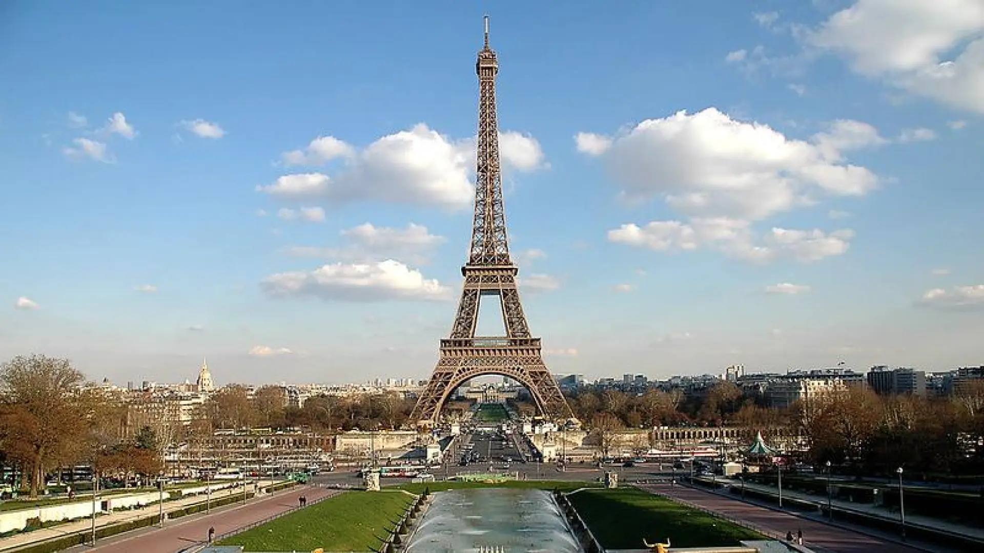 Dimite el director de la Torre Eiffel tras el escándalo por la exclusión de trabajadoras durante la visita de un grupo ultra hindú