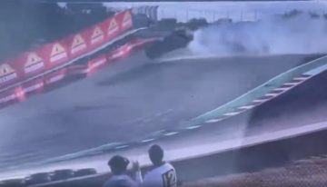 Espeluznante choque en la previa de la IndyCar: un Porsche salió despedido en una curva emblemática y terminó entre los árboles
