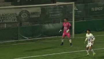 Para que lo copie Messi: el golazo olímpico de zurda y tres dedos de Excursionistas, que dará la vuelta al mundo
