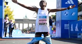 Tigst Assefa, entre el dolor y el drama en el Maratón de Berlín: iba a batir el récord mundial pero llegó rengueando a la meta