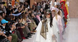 Hay vestidos boho preciosos en la moda y luego está la colección primavera-verano 2027 de Chloe con título premonitorio: La obsesión