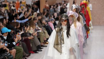 Hay vestidos boho preciosos en la moda y luego está la colección primavera-verano 2027 de Chloe con título premonitorio: La obsesión