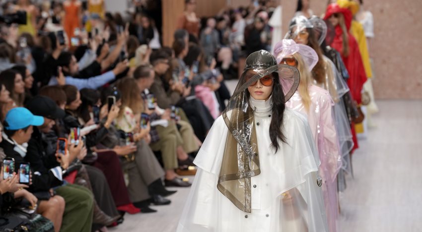 Hay vestidos boho preciosos en la moda y luego está la colección primavera-verano 2027 de Chloe con título premonitorio: La obsesión