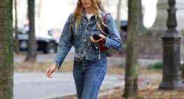 Ir a un desfile en Converse y vaqueros, el look todoterreno de Veronika Heilbrunner que es mitad acto de rebeldía mitad apuesta por la naturalidad