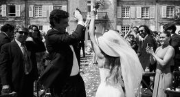 Judit y Oliver se conocieron en Londres, viven en Barcelona, pero se casaron en Normadía en el château de su familia con sombrero, velo y un ramo de flores del jardín