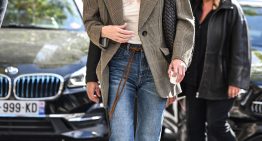 ¿En qué momento ha vuelto el top lencero de los 2000 a ser la prenda it que ponerte para todo? Las chicas Chloé lo llevan así