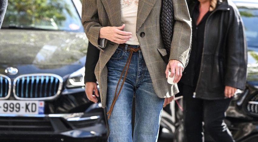 ¿En qué momento ha vuelto el top lencero de los 2000 a ser la prenda it que ponerte para todo? Las chicas Chloé lo llevan así