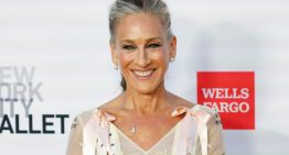 Víctor del Valle, colorista, sobre las canas de Sarah Jessica Parker: «La clave es que el rubio no compite con la cana, la acompaña. Es la filosofía del French Blending: las mechas están, pero no gritan»