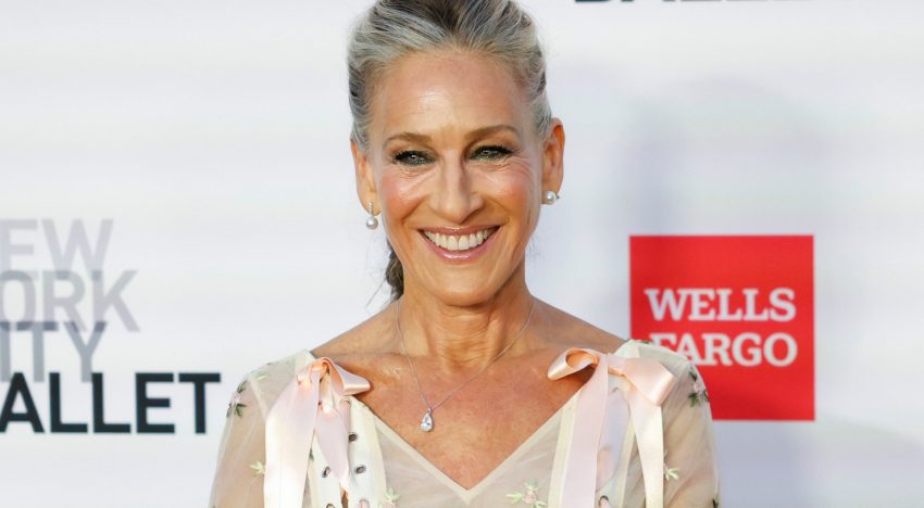 Víctor del Valle, colorista, sobre las canas de Sarah Jessica Parker: «La clave es que el rubio no compite con la cana, la acompaña. Es la filosofía del French Blending: las mechas están, pero no gritan»