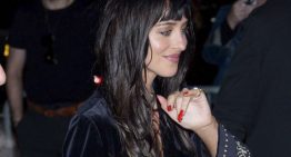 Ni burdeos ni rosa, el color de uñas clásico con el de Dakota Johnson rejuvenece sus manos y será tendencia en otoño y todo el año
