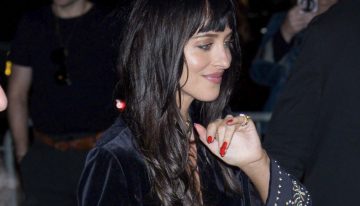 Ni burdeos ni rosa, el color de uñas clásico con el de Dakota Johnson rejuvenece sus manos y será tendencia en otoño y todo el año