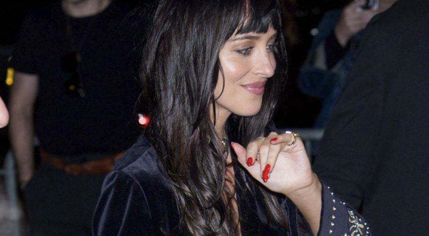 Ni burdeos ni rosa, el color de uñas clásico con el de Dakota Johnson rejuvenece sus manos y será tendencia en otoño y todo el año