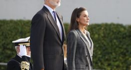 La reina Letizia acaba de darnos la mejor idea para nuestros looks de oficina de otoño: el traje de cuadros oversize (que no para de ponerse) que mejor queda con botines de tacón cómodo