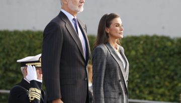 La reina Letizia acaba de darnos la mejor idea para nuestros looks de oficina de otoño: el traje de cuadros oversize (que no para de ponerse) que mejor queda con botines de tacón cómodo