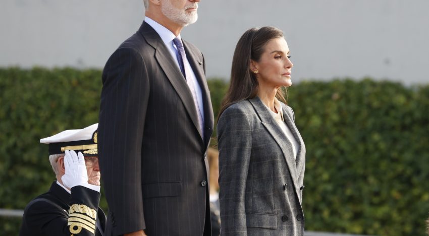 La reina Letizia acaba de darnos la mejor idea para nuestros looks de oficina de otoño: el traje de cuadros oversize (que no para de ponerse) que mejor queda con botines de tacón cómodo