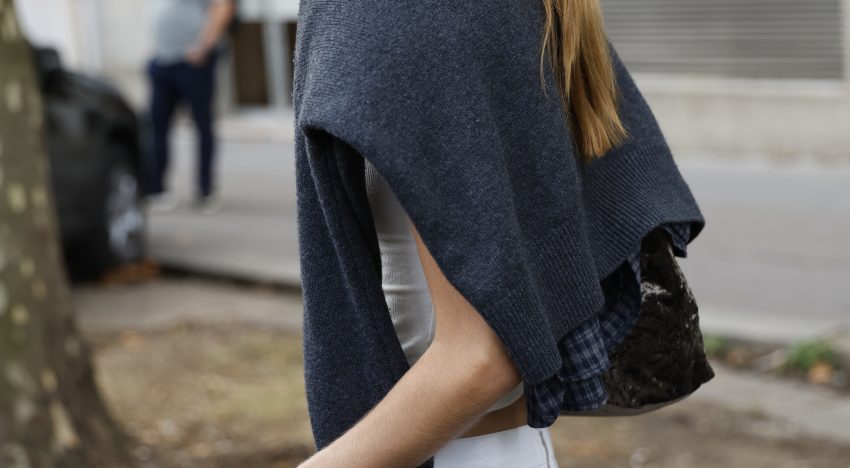El truco de estilo más visto entre las expertas en moda también tiene manual de uso: sí al jersey sobre los hombros pero llevado así