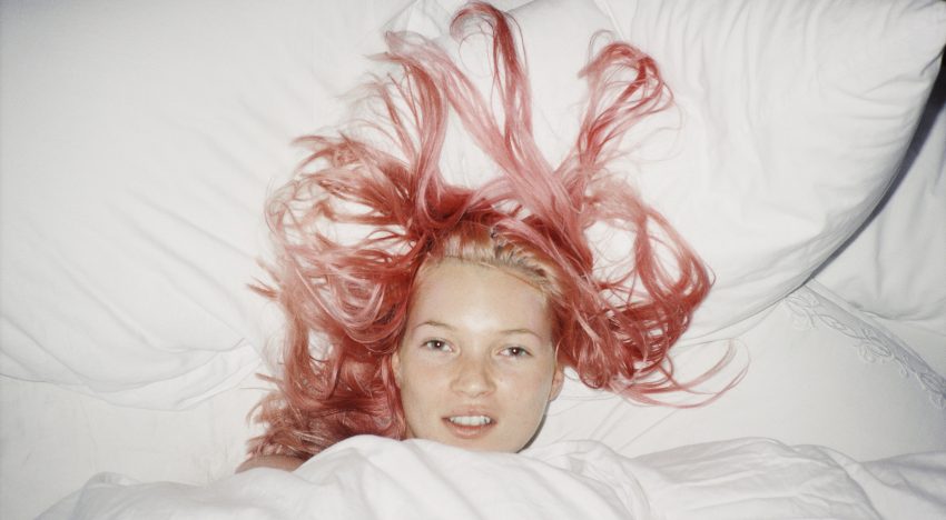 Alerta, nostálgicos: el grunge, Kate Moss y Alexander McQueen protagonizan la exposición del otoño en Londres de dedicada a la última década analógica