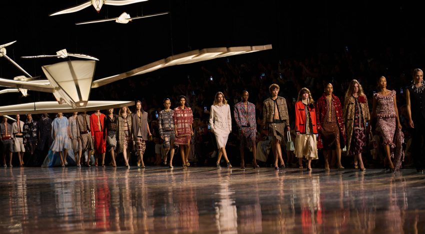 Matthieu Blazy vuelve a conquistar el Grand Palais con su colección más versátil hasta la fecha, Chanel primavera-verano 2027: la irresistible levedad del tweed
