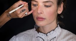 ¿Quieres despertar e iluminar la mirada en pocos minutos? Una maquilladora nos ha dado sus 5 trucos favoritos para aplicar bien el corrector de ojeras