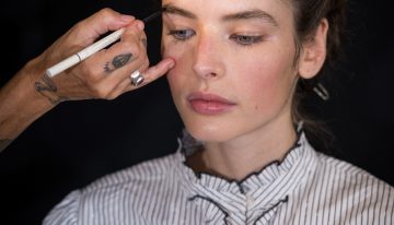 ¿Quieres despertar e iluminar la mirada en pocos minutos? Una maquilladora nos ha dado sus 5 trucos favoritos para aplicar bien el corrector de ojeras