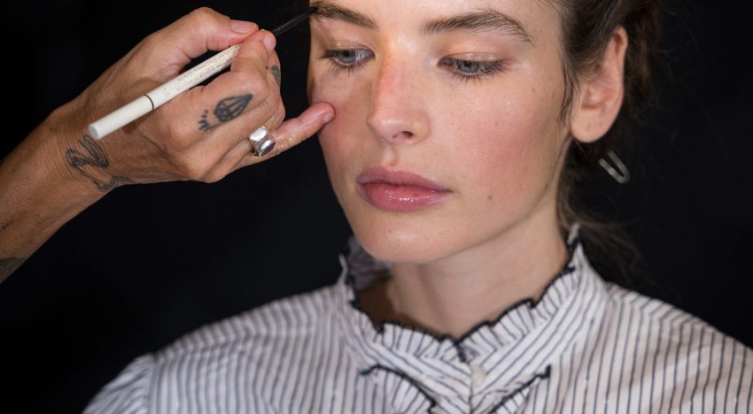 ¿Quieres despertar e iluminar la mirada en pocos minutos? Una maquilladora nos ha dado sus 5 trucos favoritos para aplicar bien el corrector de ojeras