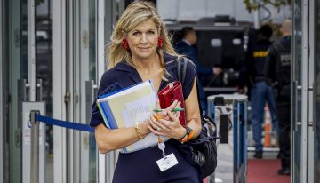 El detalle escondido de la reina Máxima que delata su flechazo por los bolsos grandes de lujo