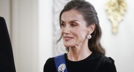 El semirrecogido de la reina Letizia, a examen: «Al llevar los laterales hacia atrás, la mirada pasa a primer plano y la altura en la coronilla estiliza el cuello»