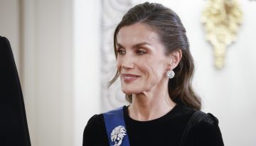 El semirrecogido de la reina Letizia, a examen: «Al llevar los laterales hacia atrás, la mirada pasa a primer plano y la altura en la coronilla estiliza el cuello»