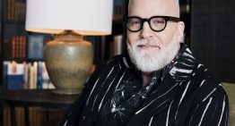 Christopher Young, vicepresidente y director creativo visual de Tiffany: «Si Holly Golightly volviera a nuestros escaparates cada mañana, querríamos que tuviera una experiencia especial»