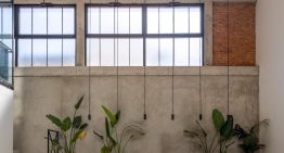 Una antigua fábrica de aceite de la Toscana se transforma en una casa de estética industrial protagoniza por el hormigón y un horno para pizzas en el patio privado