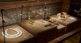 Joyas exclusivas y grandes retratos de damas, una fórmula de éxito en la exposición de Suarez  en el Museo Lázaro Galdiano de Madrid