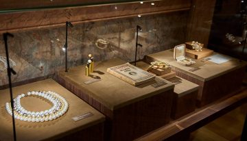 Joyas exclusivas y grandes retratos de damas, una fórmula de éxito en la exposición de Suarez  en el Museo Lázaro Galdiano de Madrid