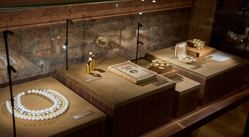 Joyas exclusivas y grandes retratos de damas, una fórmula de éxito en la exposición de Suarez  en el Museo Lázaro Galdiano de Madrid