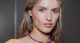 María Nebrera, maquilladora: «Aplicar base o corrector en el párpado, a toques con los dedos, devuelve luz a la mirada»